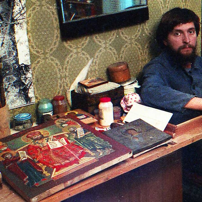 фрагмент фотографии середины 90-х годов, иконописание Алексея Строганова, Икона «Царь Царем», мастерская